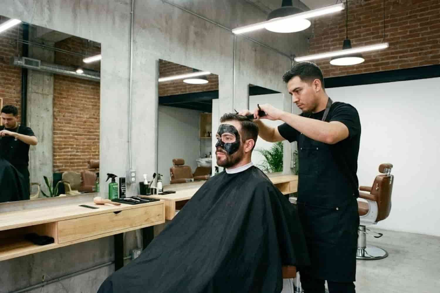 Hombre recibiendo tratamiento de limpieza facial profunda con mascarilla negra para eliminar puntos negros en Tlalnepantla.